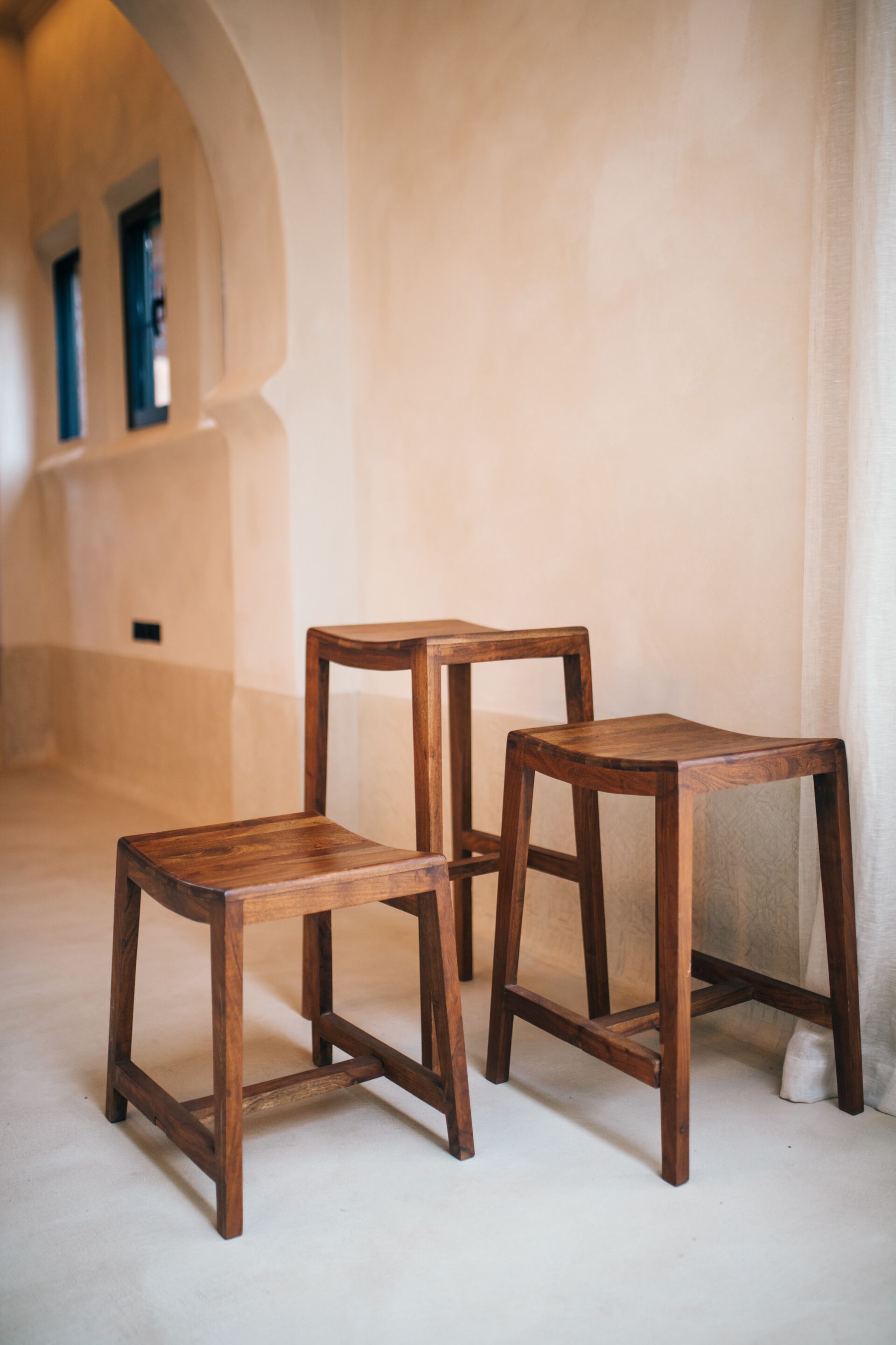 Высокий кухонный табурет из манго с подставкой для ног POMAX KENT ARCH-00119444 - Вид №9