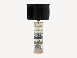 Металлическая настольная лампа