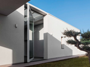 Алюминиевая и стеклянная витражная входная дверь