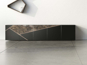 Деревянный шкаф с распашными дверями