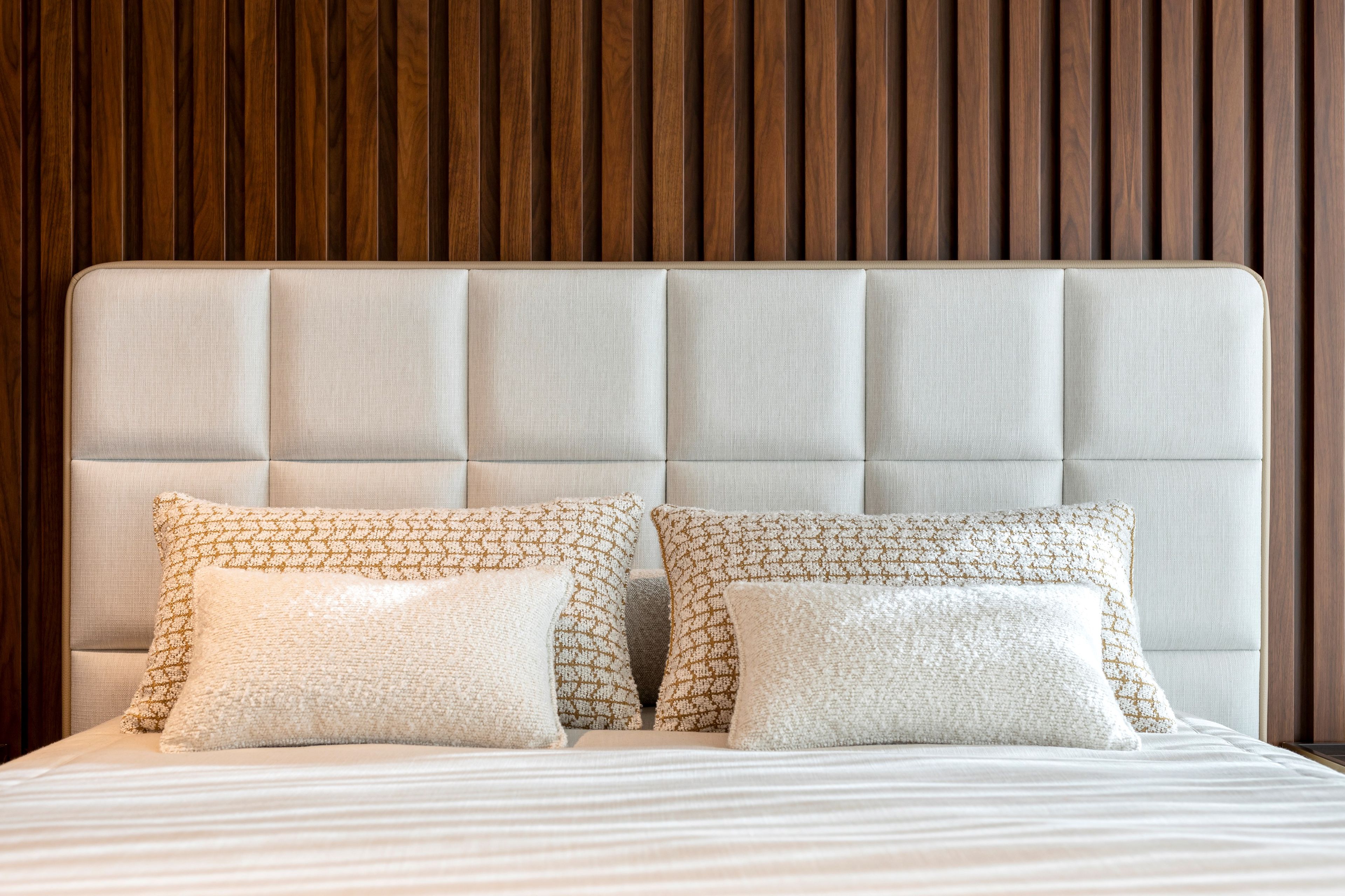 Бархатная двуспальная кровать с мягким изголовьем Stylish Club Мадрид ARCH-00147357 - Вид №8