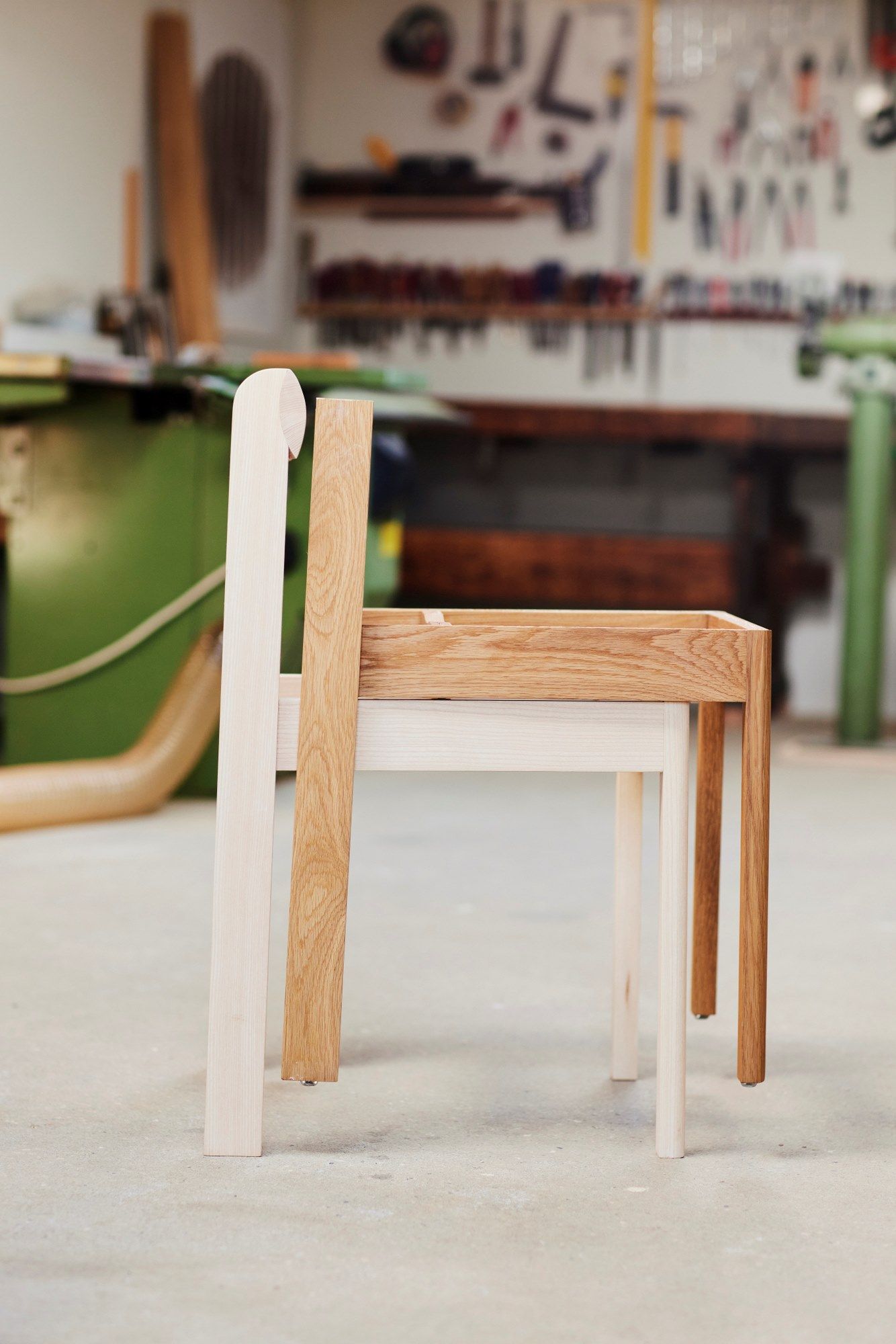 Штабелируемый стул из дуба с открытой спинкой Form & Refine Blueprint ARCH-00105045 - Вид №12