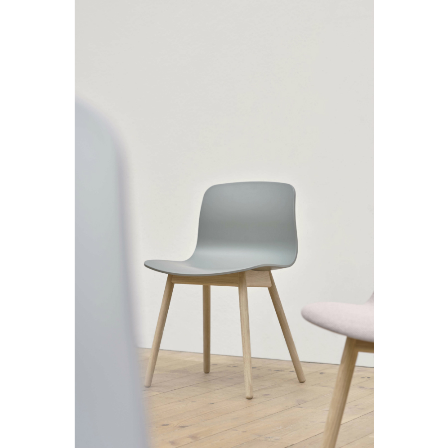 Стул AAC12, белый с ножками из лакированного дуба Hay 932191 - Вид №1