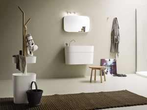 Контейнер Corian® с деревом из ясеня, окрашенного вязом