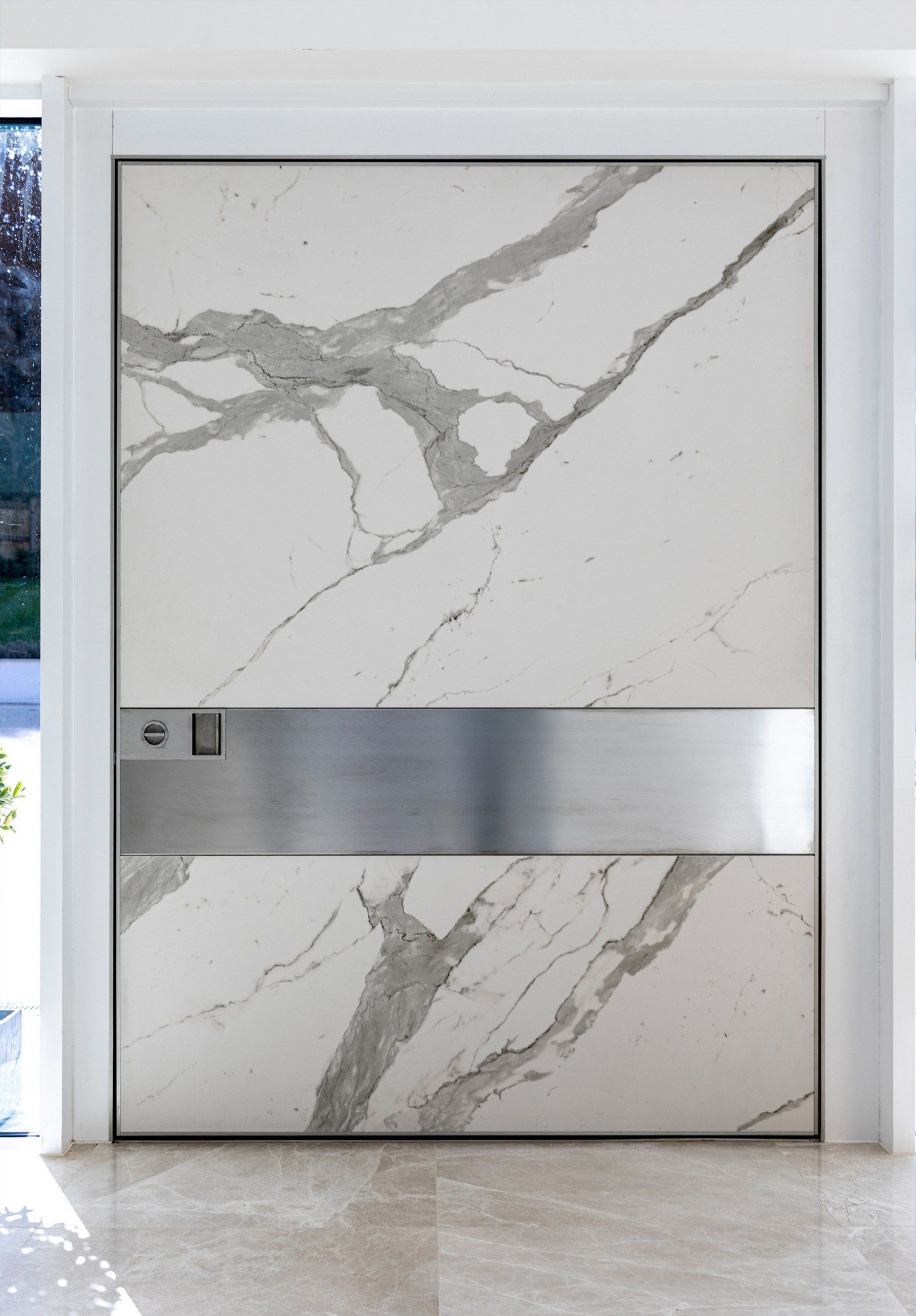 Бронированная дверь с белой ламинированной отделкой statuario Oikos Synua ARCH-00029335 - Вид №3