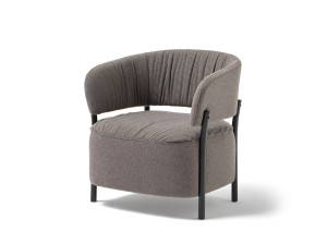 Тканевое кресло с подлокотниками