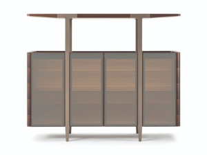 Деревянный и стеклянный шкаф с распашными дверцами