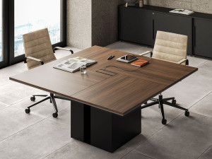 Деревянный квадратный стол для встреч