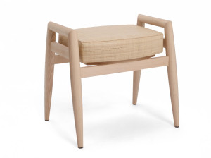 Низкий стул с мягким сиденьем