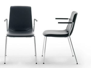 Кожаный стул с подлокотниками