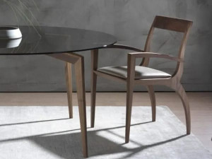 Стул из массива дерева с подлокотниками