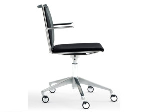 Офисное кресло с регулируемой высотой и колесами с 5 спицами