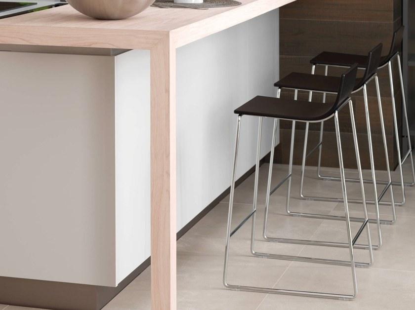 GAMADECOR Высокий табурет на саночной базе из фанерованной древесины с подставкой для ног Curve sun-id-1403264 - Вид №2