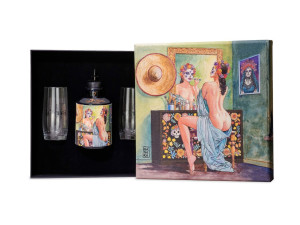 Коробка с бутылкой текилы и стаканами