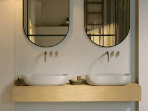 Овальная столешница из светлого бетона