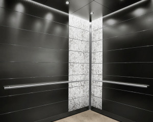 FSRT728 Акцентные панели из стекла vivispectra elements с прослойкой acero и стандартной отделкой, показанные в интерьере лифта на уровне 103; основные панели из плавленого графита с отделкой кайзер Forms-surfaces