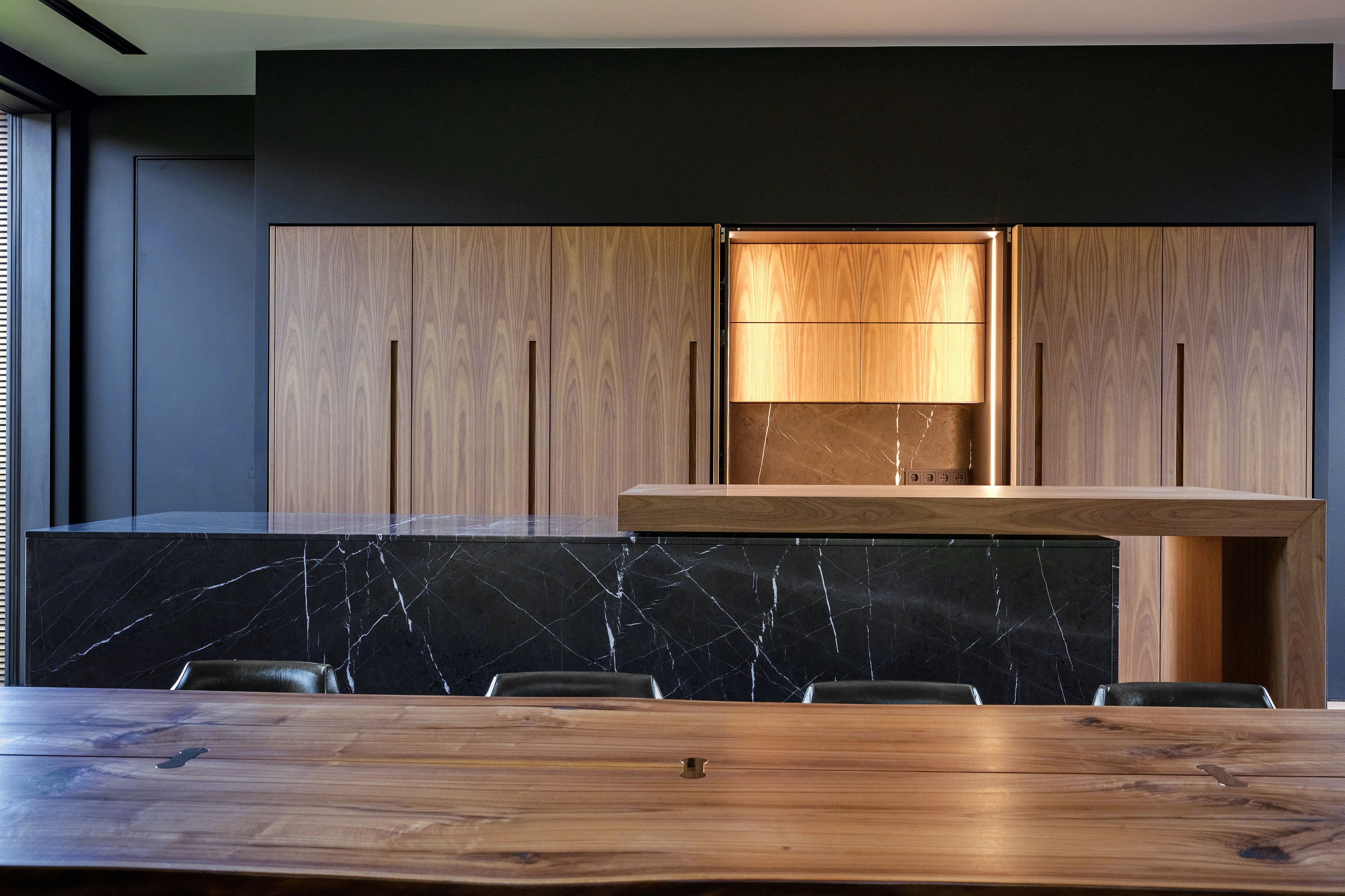 Линейная кухня из ореха Каналетто и остров с раздвижной столешницей TM Italia Cucine D90 ARCH-00103322 - Вид №6