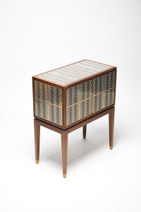 Деревянный шкаф с распашными дверями