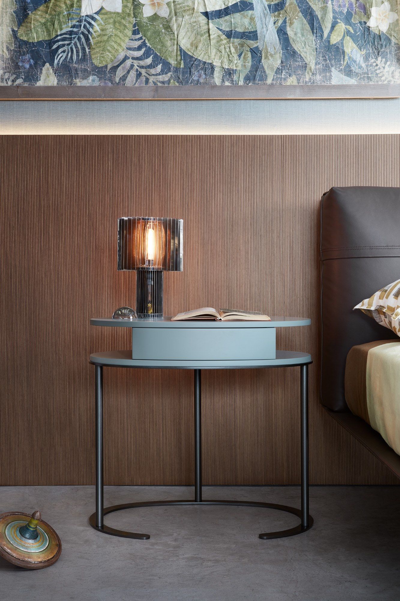 Деревянный овальный журнальный столик с отсеком для хранения Lema Ortis ARCH-00138129 - Вид №1