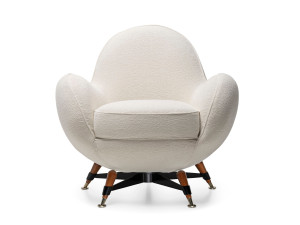 Тканевое кресло с подлокотниками