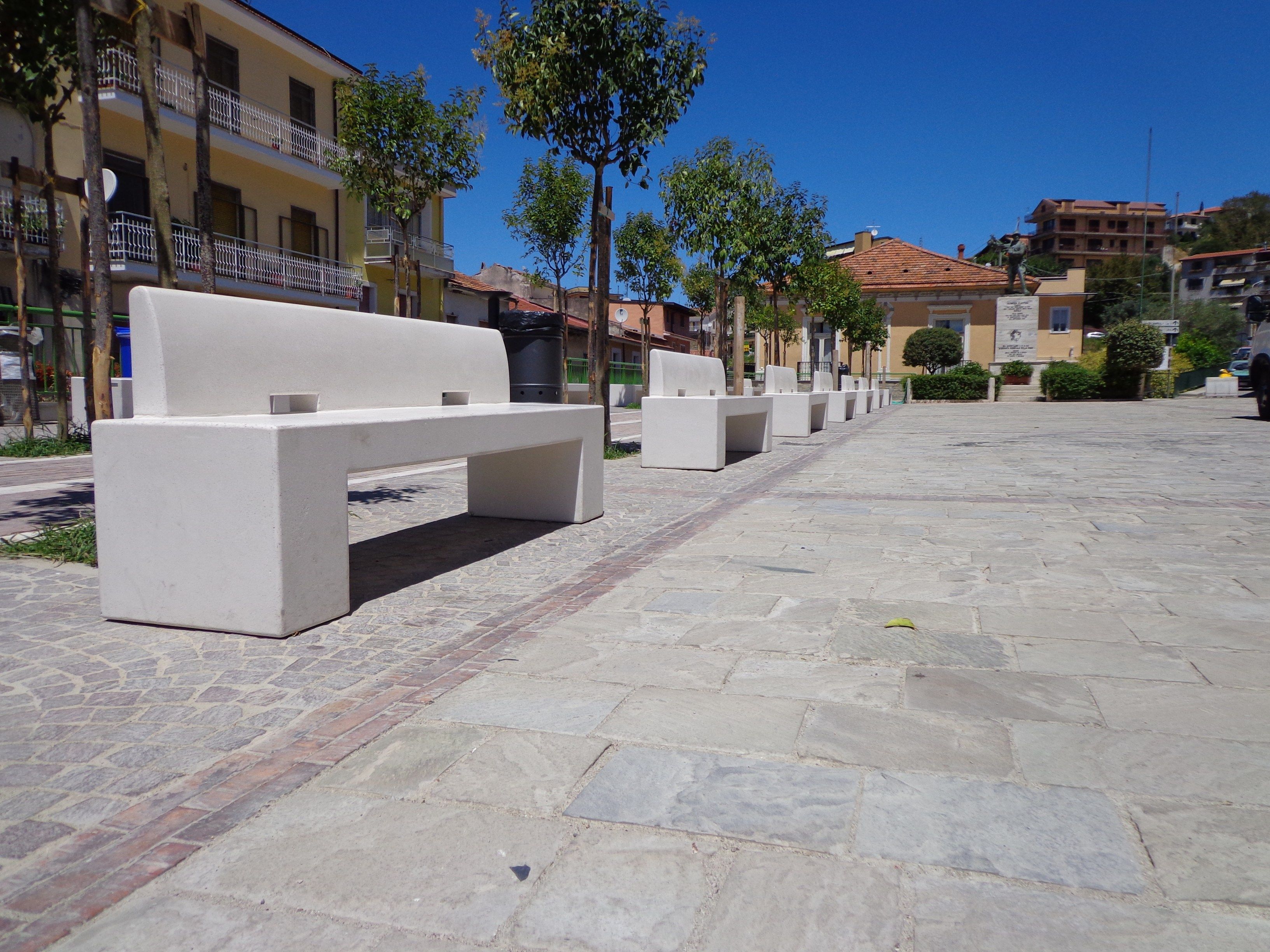 Скамейка из композитного материала со спинкой Viscio Urban Design GIOTTO ARCH-00005844