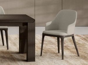 Кожаный стул с подлокотниками