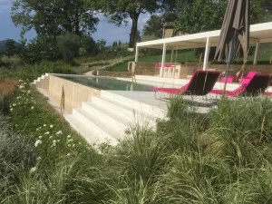 INDALO PISCINE Пейзажный бассейн с полосатым водопадом