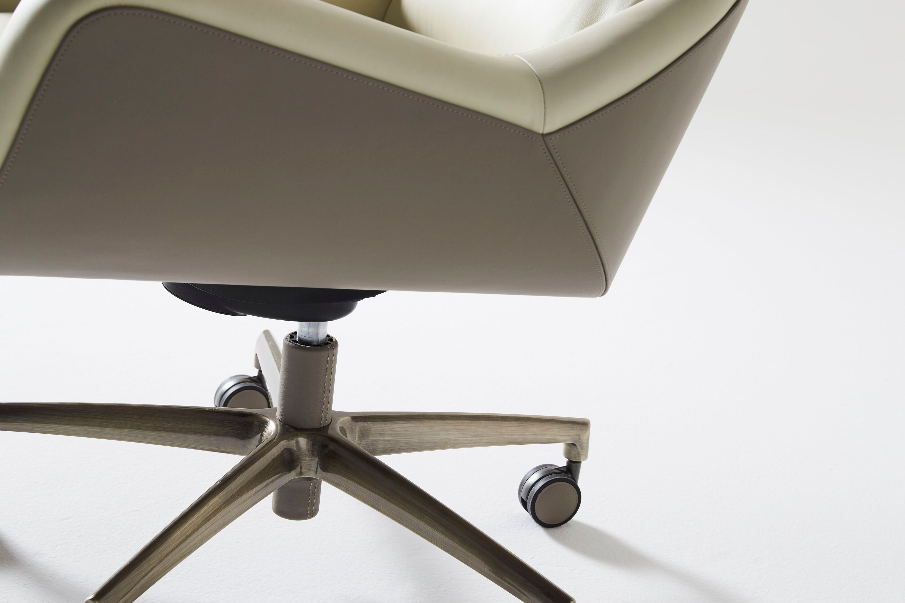 Кожаное офисное кресло с 5 спицами Casa Covre SANREMO ARCH-00144391 - Вид №12