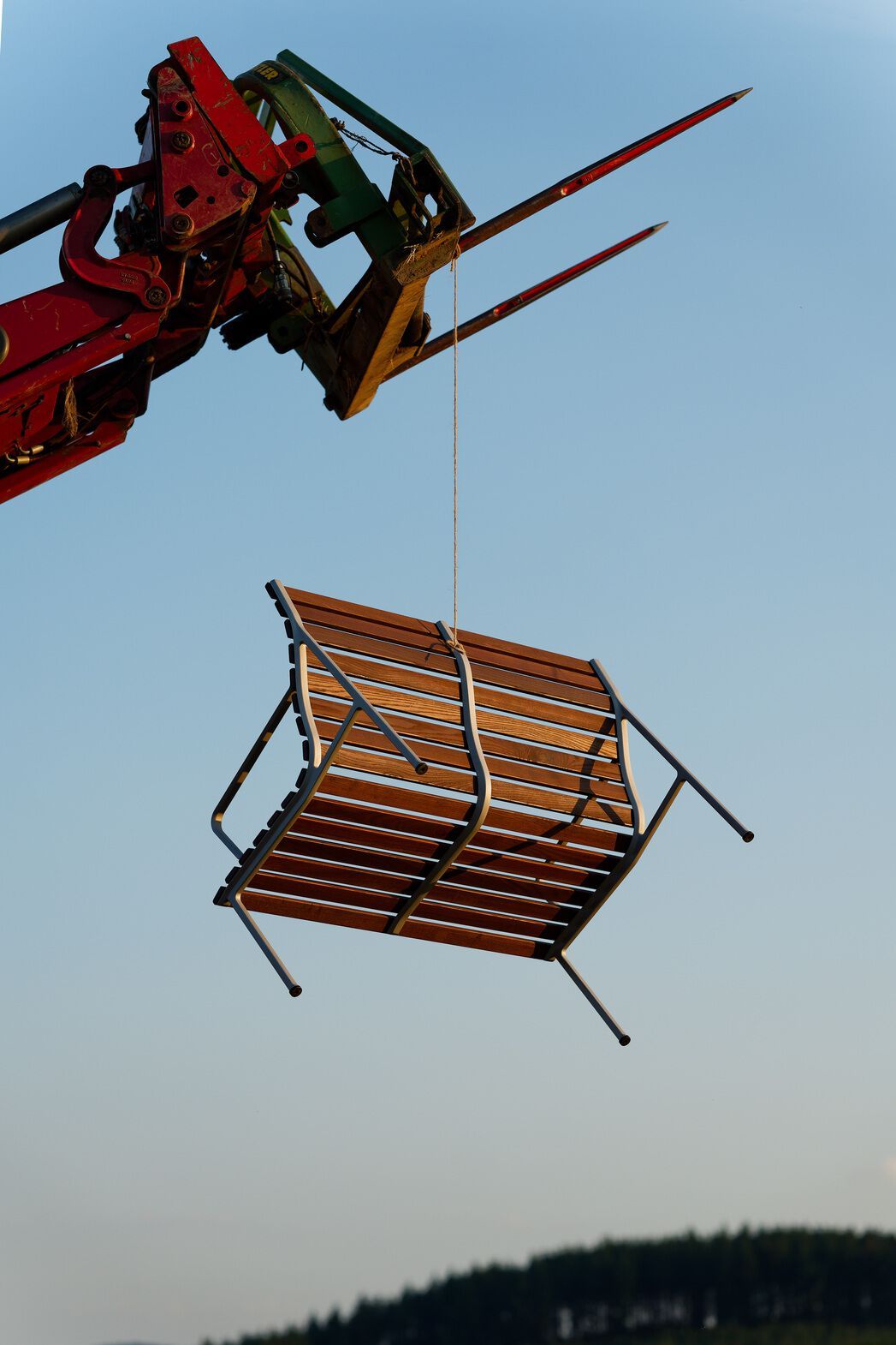 Садовая скамейка из ясеня с подлокотниками и спинкой Hay Траверс ARCH-00083375 - Вид №7