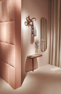 Деревянная тумбочка