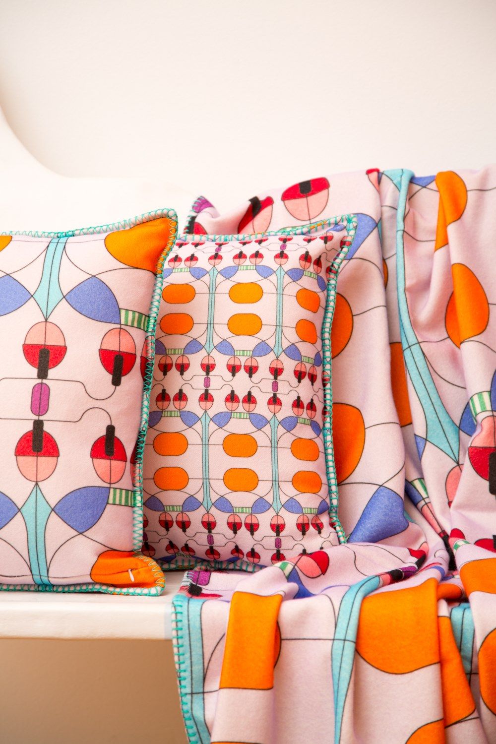 Подушка из шерсти мериноса с геометрическим рисунком Lanerossi Колокольчик ARCH-00011362 - Вид №4