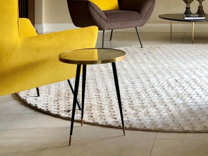 Журнальный столик из ламинированного стекла с полированным латунным профилем