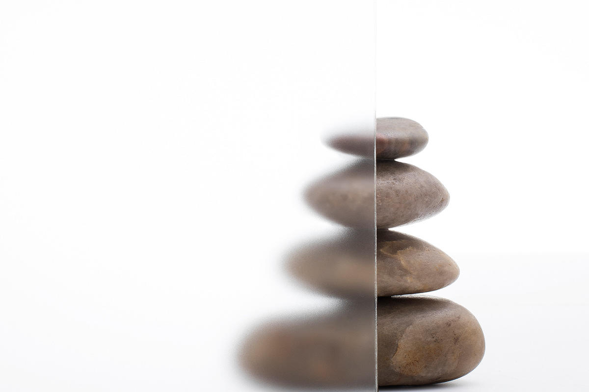 FSRT266 Стекло Vivichrome с хромисовым покрытием показано в отражающей конфигурации с промежуточным слоем цвета Seaglass и отделкой opalex Forms-surfaces 