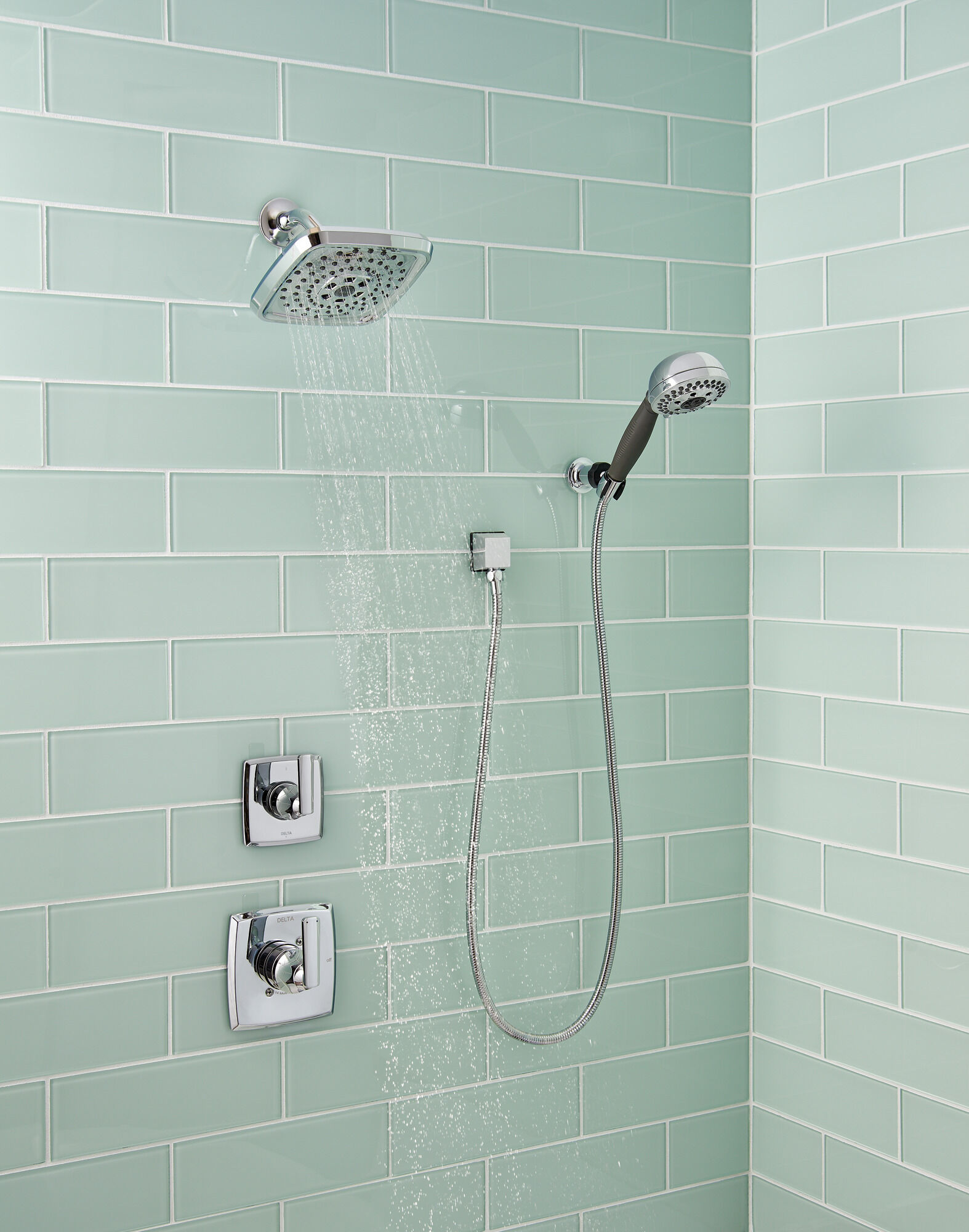 55445-CZ H2Okinetic® Ручной душ с 5 настройками настенного крепления Delta Faucet Universal Showering Шампанское бронза  - Вид №1