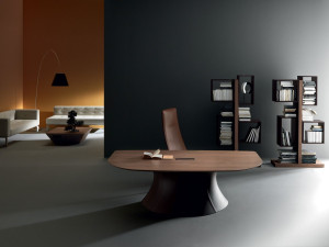 Деревянный исполнительный стол