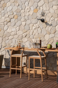 Высокий барный стул из тикового дерева со спинкой