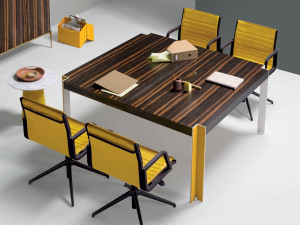 Деревянный квадратный стол для встреч