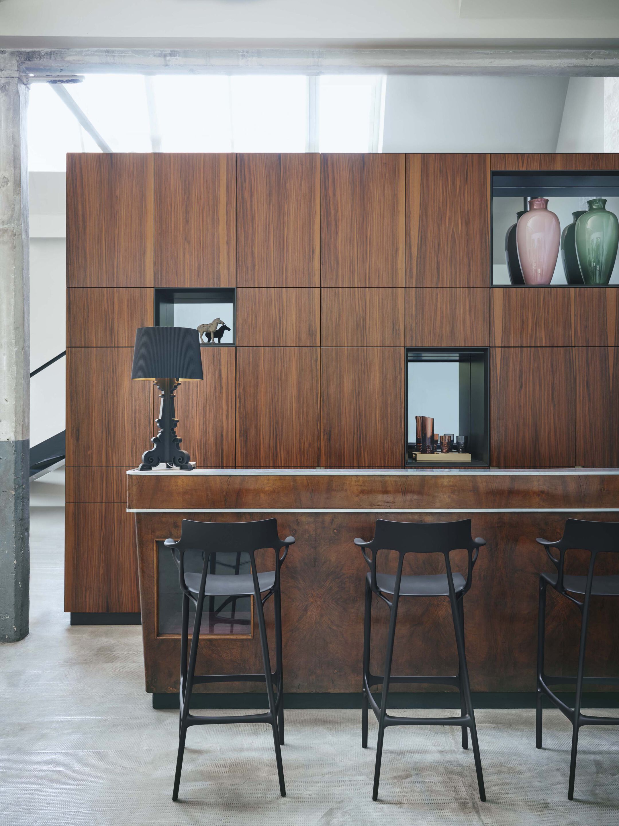 Высокий стул из переработанного инженерного пластика для сада со спинкой Kartell A. I ARCH-00056063 - Вид №1