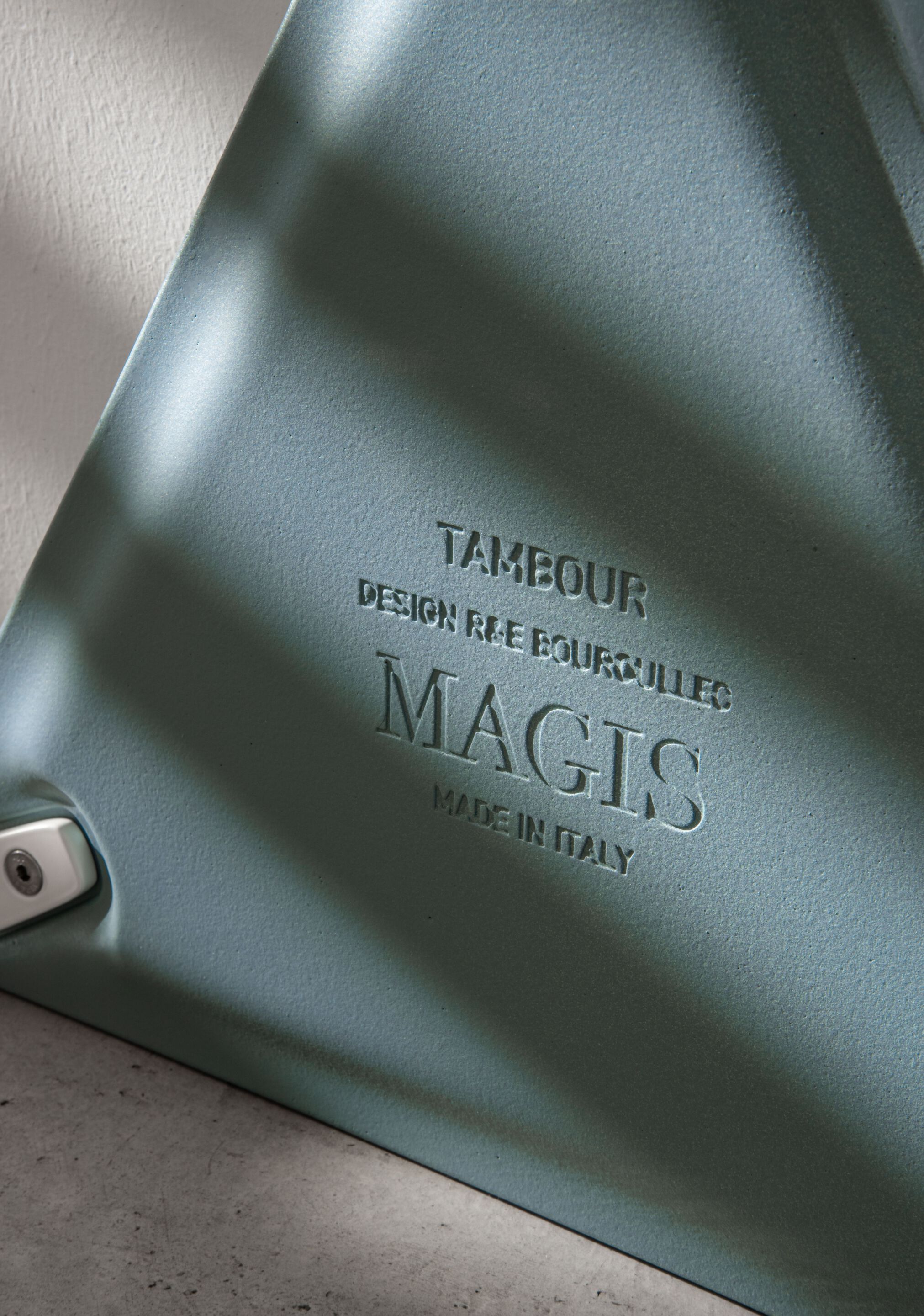 Алюминиевый треугольный высокий журнальный столик с жидким покрытием Magis тамбур ARCH-00152163 - Вид №10