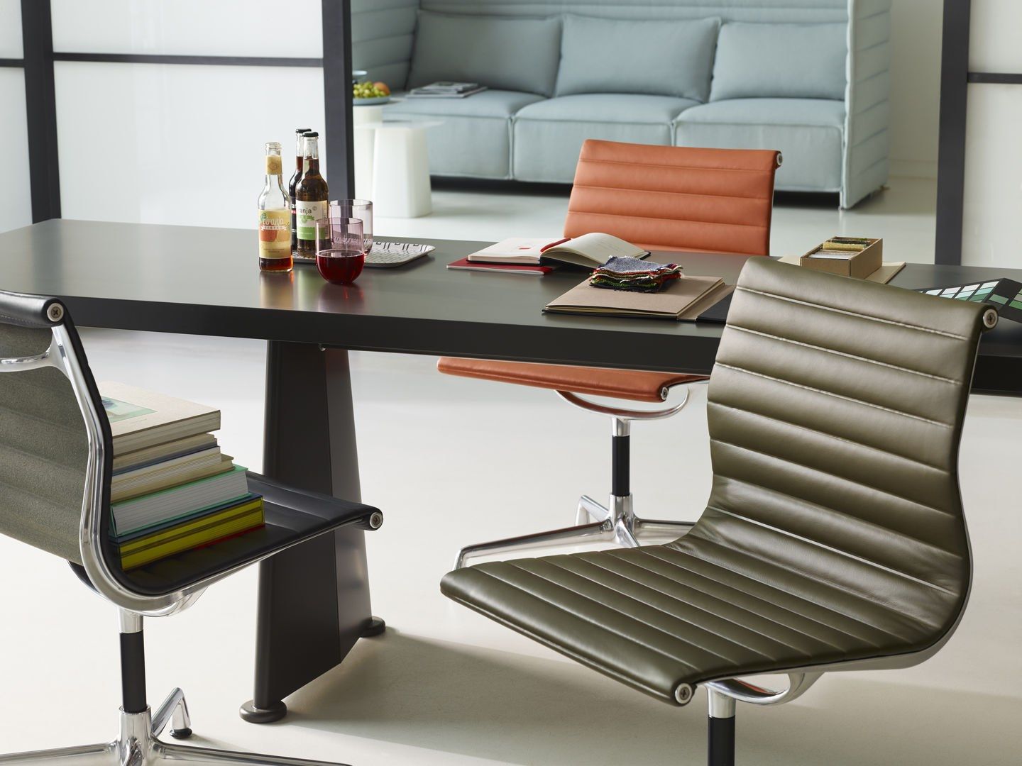 Тканевый стул с подлокотниками VITRA Eames Aluminium Group ARCH-00057694 - Вид №9