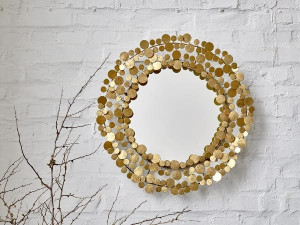 Настенное зеркало с круглой рамой