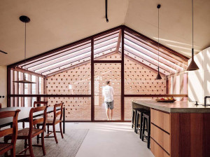 Окно с откидной створкой из закаленного стекла