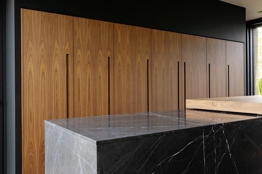 TM Italia Cucine Линейная кухня из орехового дерева каналетто и острова с раздвижной столешницей D90 sun-id-1509750 - Вид №12