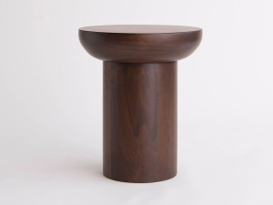 Высокий круглый деревянный журнальный столик