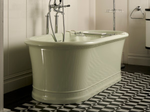 Овальная ванна в центре комнаты