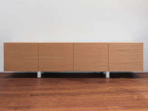 Деревянный шкаф с распашными дверями