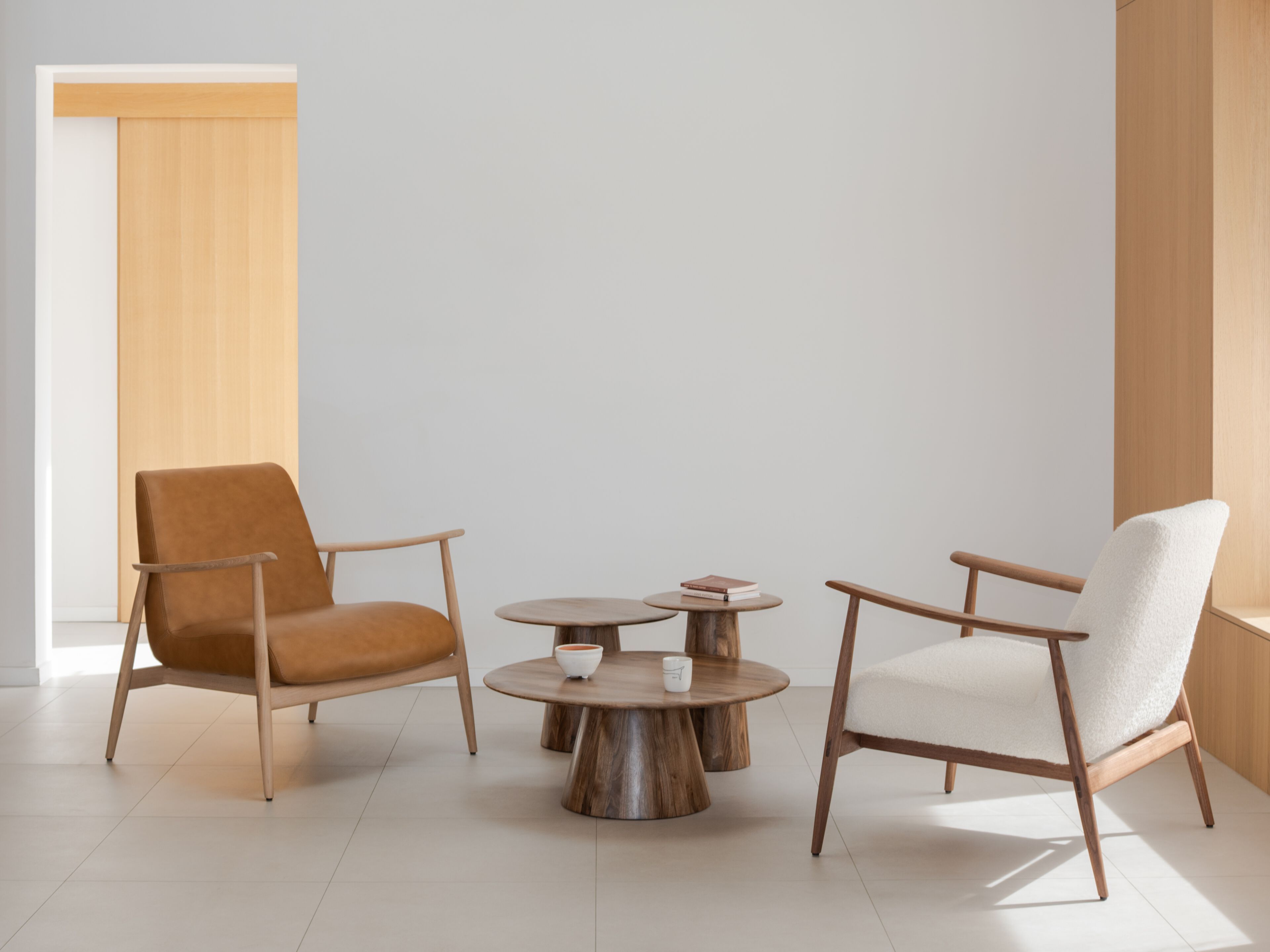 Круглый журнальный столик из орехового дерева Gazzda MUSHROOM ARCH-00038653 - Вид №5