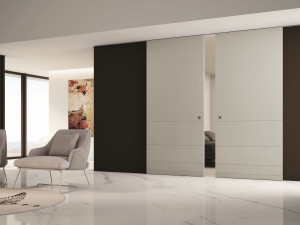 Бескаркасная деревянная дверь