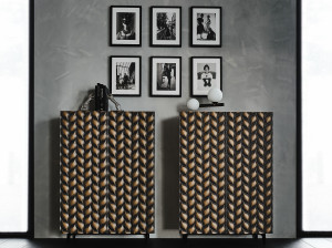 Деревянный шкаф с распашными дверцами