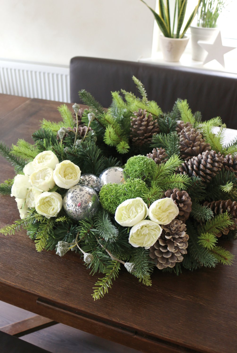 2022 807 a3 Искусственный венок 'смешанная зелень / розы / шары / шишки', Ø 68 см, зелено-белый H-andreas  - Вид №2